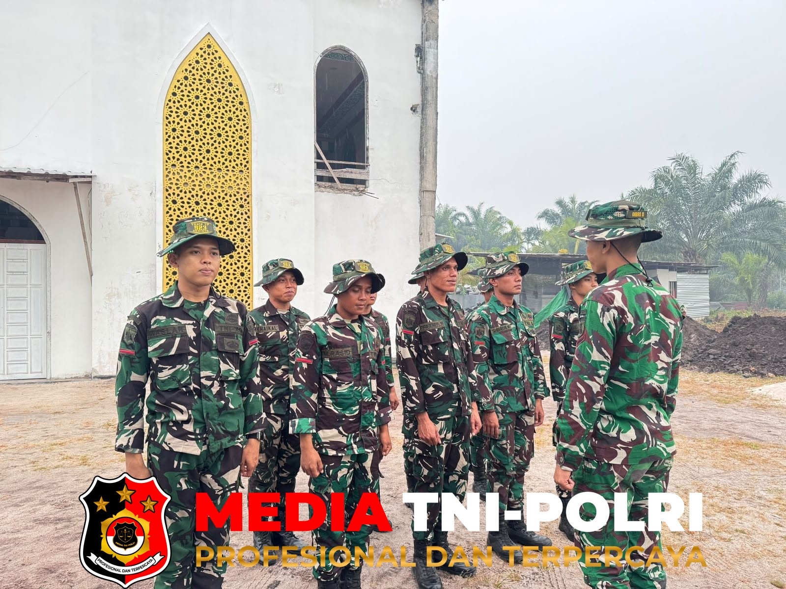 Yonif TP - 13 Personel Yonif TP 923/Mty Laksanakan Penghamparan Tanah di Area Masjid Al Haromain