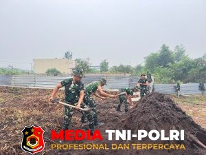 13 Personel Yonif TP 923/Mty Laksanakan Kegiatan Penghamparan Tanah di Area Masjid Al Haromain
