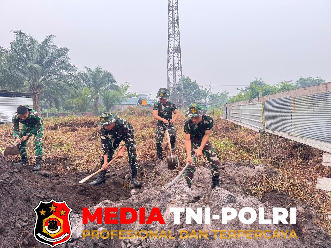 Yonif TP - 13 Personel Yonif TP 923/Mty Laksanakan Kegiatan Penghamparan Tanah di Area Masjid Al Haromain