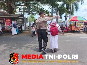 Kawal Keselamatan Pelajar, Pamapta III Polres Seruyan Atur Lalu Lintas di Depan SDN 1 Kuala Pembuang I