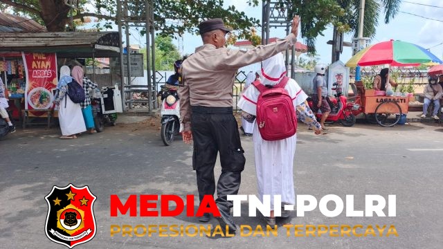 Polres Seruyan - Kawal Keselamatan Pelajar, Pamapta III Polres Seruyan Atur Lalu Lintas di Depan SDN 1 Kuala Pembuang I