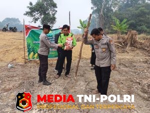 Dukung Ketahanan Pangan, Polsek Hanau Bersama Warga Tanam Jagung 3 Hektare di Pembuang Hulu I