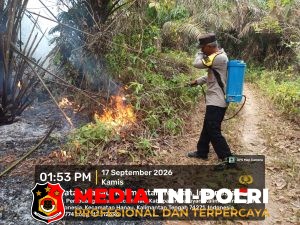Semak Belukar di Jembatan Bakung Terbakar, Tim Satgas Karhutla Seruyan Sigap Padamkan Api