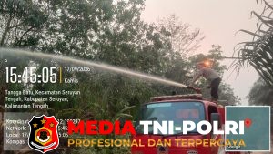 Cegah Karhutla Meluas, Kapolsek Seruyan Tengah Pimpin Pemadaman di Tangga Batu