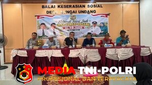 Hadir di Syukuran HUT ke-19 Desa Sungai Undang, Bhabinkamtibmas Ajak Warga Jaga Kebersamaan