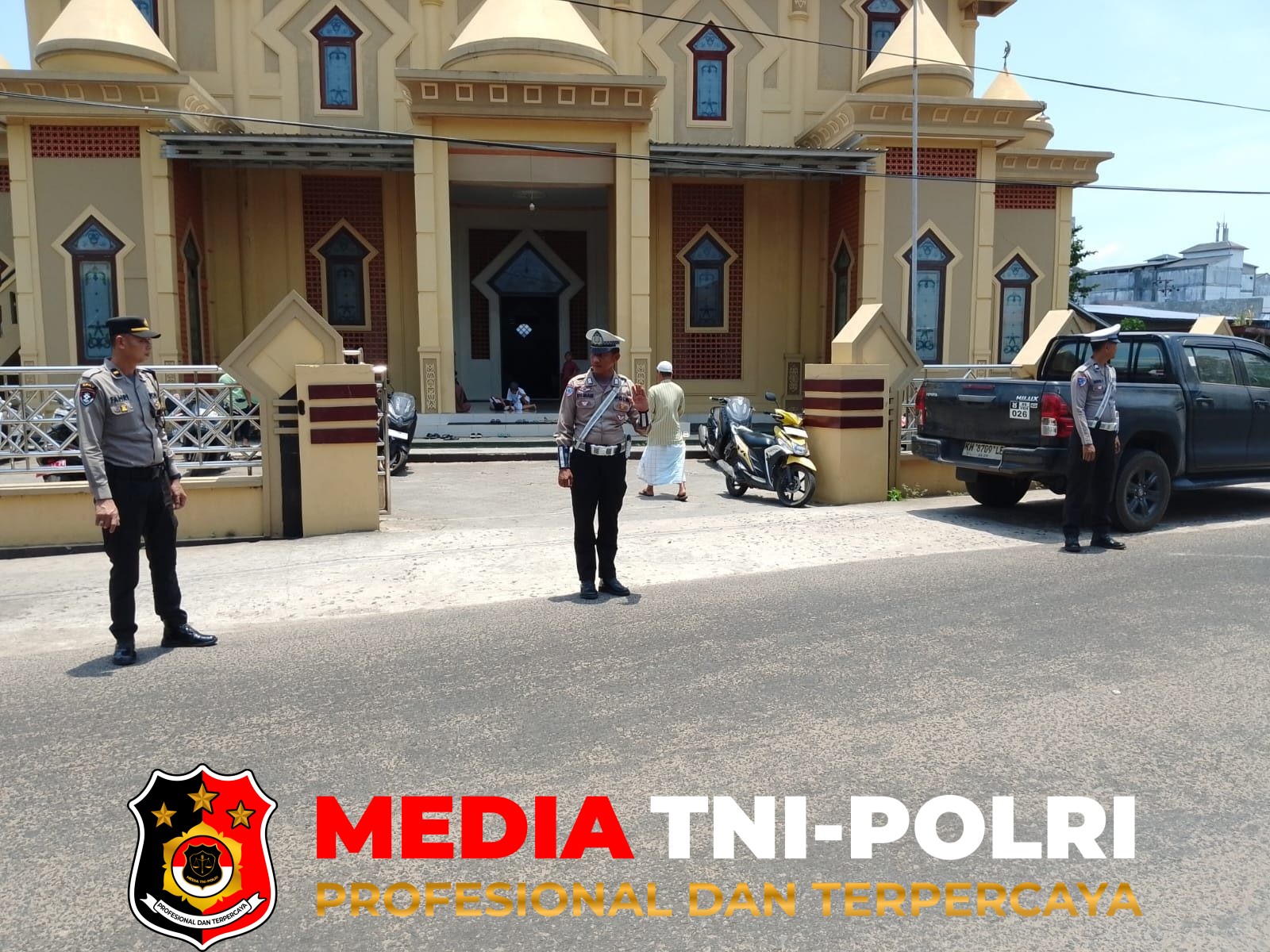 Polres Seruyan - Jaga Kekhusyukan Salat Jumat, Pamapta I Polres Seruyan Amankan Arus Lalu Lintas di Masjid Al Azhar