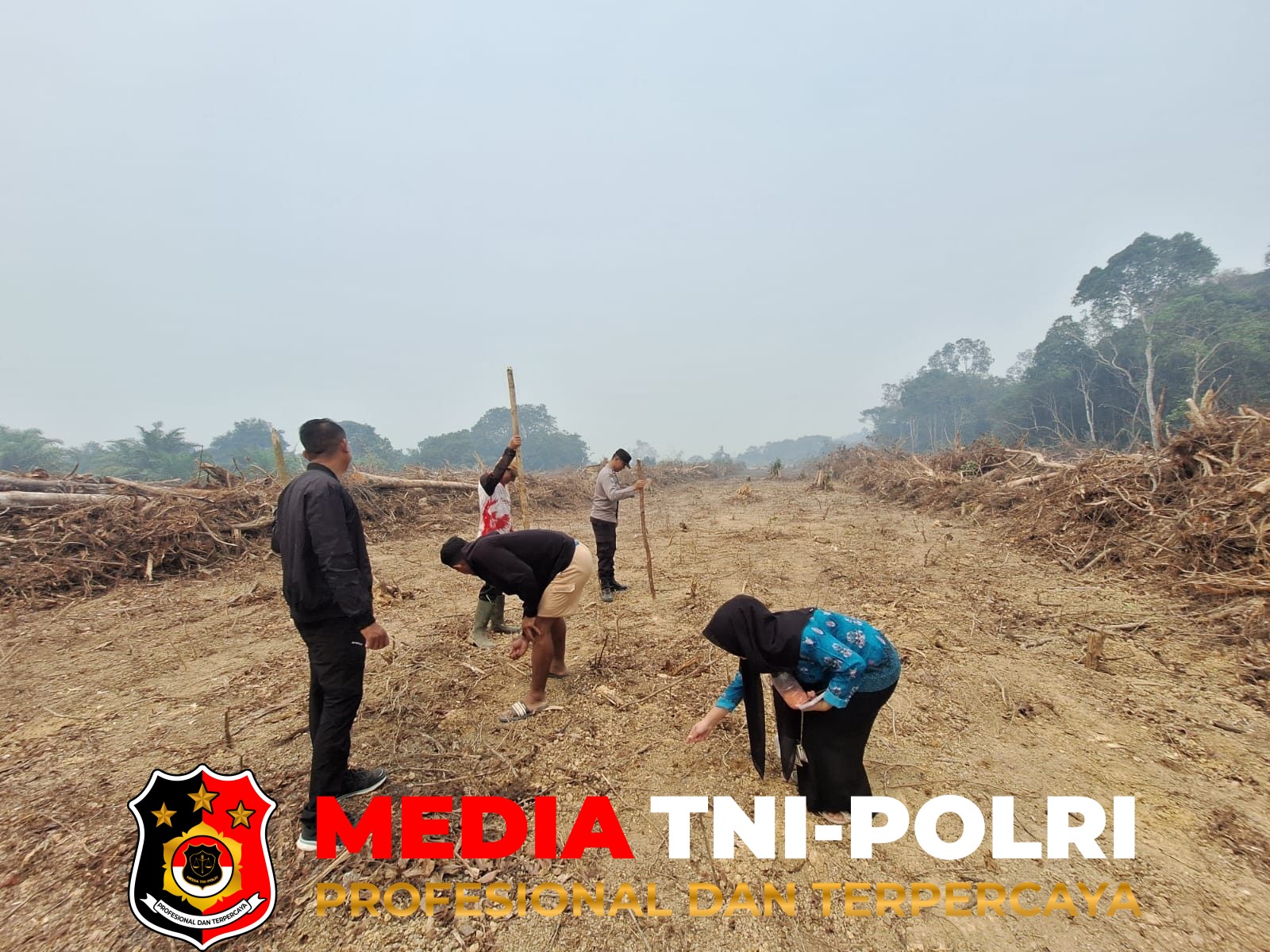 Polsek Hanau - Dukung Program Ketahanan Pangan, Polsek Hanau dan Warga Tanam Jagung Varietas Unggul