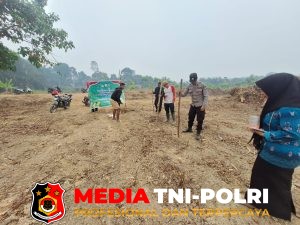 Dukung Program Ketahanan Pangan, Polsek Hanau dan Warga Tanam Jagung Varietas Unggul
