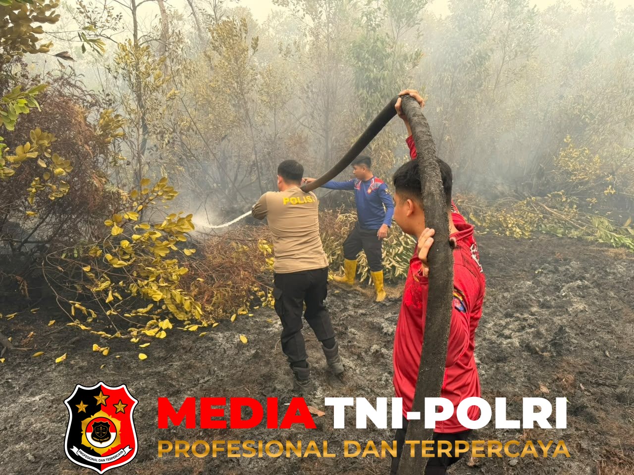 Polda Kalteng - Tak Kenal Lelah, Personel Polda Kalteng Terus Padamkan Karhutla di Palangka Raya