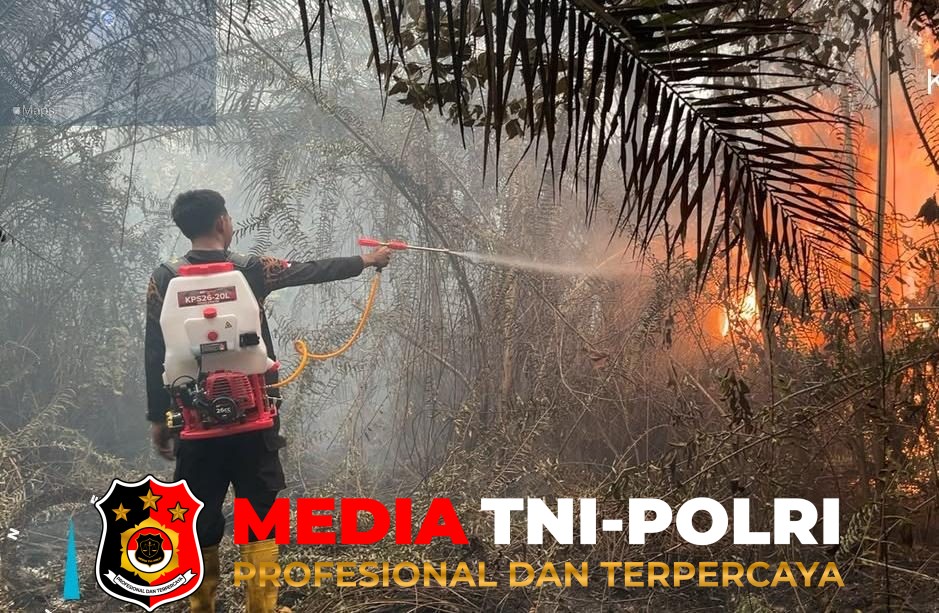 Polda Kalteng - Tak Kenal Lelah, Personel Polda Kalteng Terus Padamkan Karhutla di Palangka Raya
