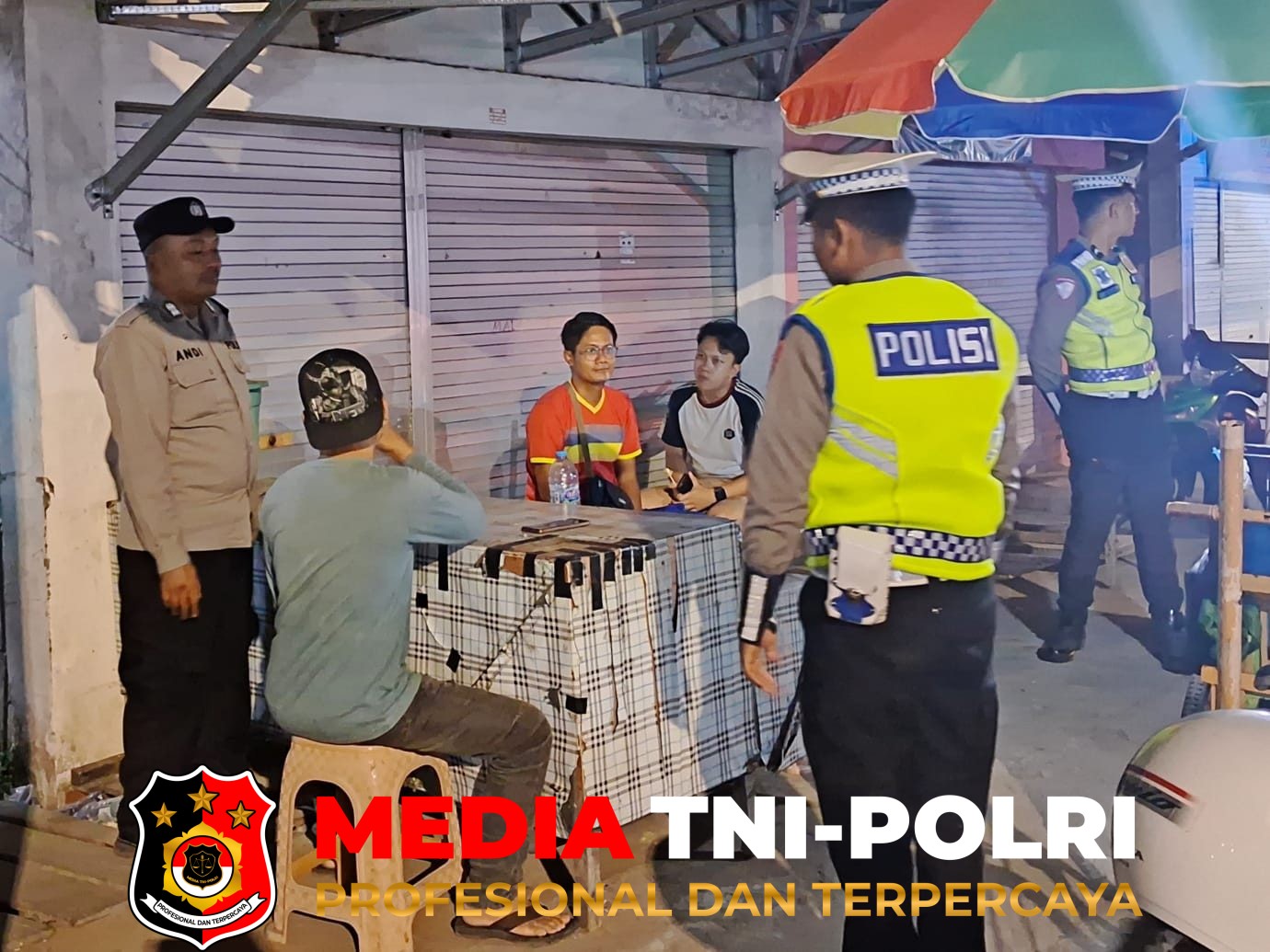 Polres Seruyan - Tengah Malam Menyapa Warga, Polres Seruyan Patroli di Pertokoan Kuala Pembuang Cegah Aksi Premanisme