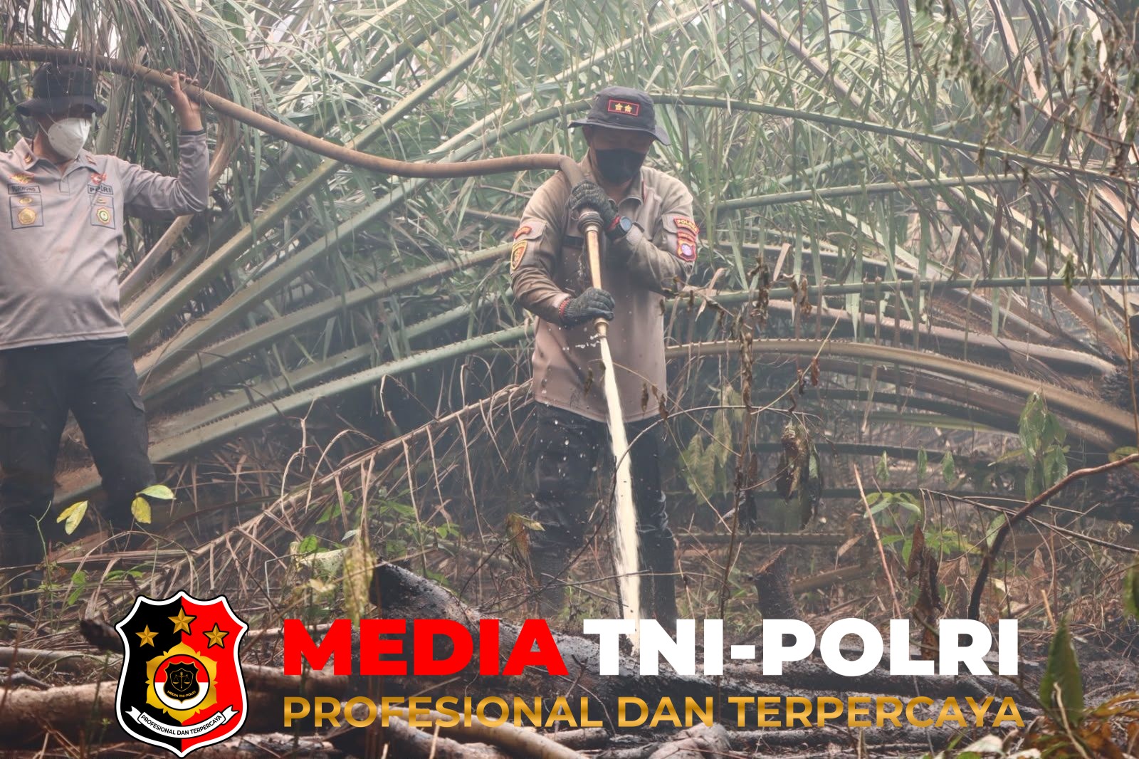 Karhutla - Kapolres Kotim Bersama Tim Gabungan Padamkan Karhutla di Desa Rawa Sari