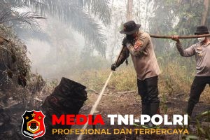 Kapolres Kotim Bersama Tim Gabungan Padamkan Karhutla di Desa Rawa Sari