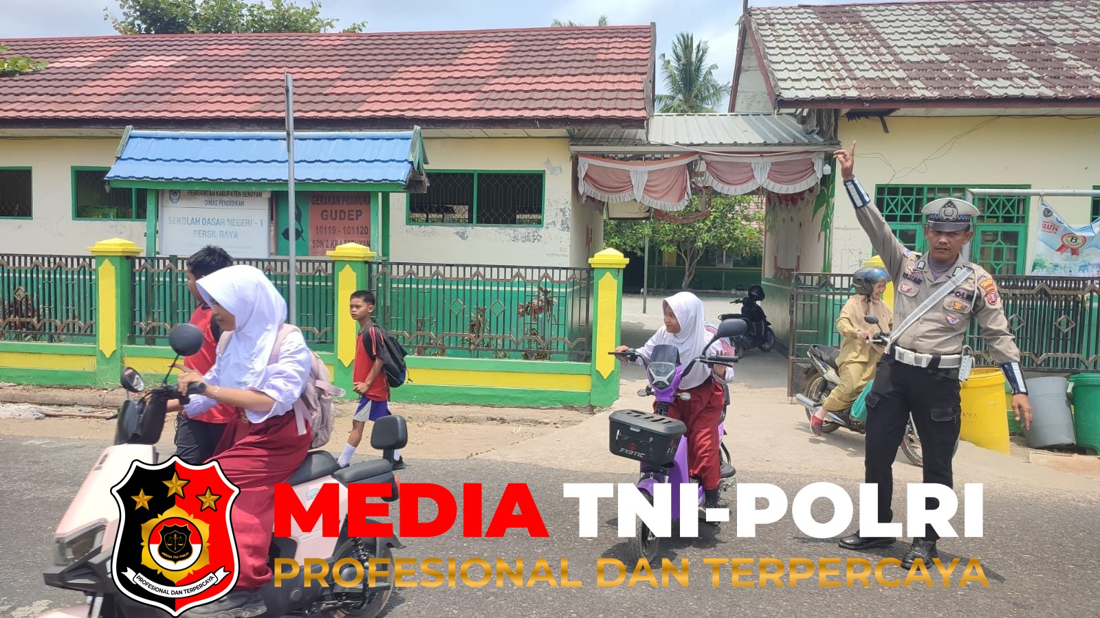 Polres Seruyan - Jaga Keselamatan Pelajar, Pamapta I Polres Seruyan Atur Lalu Lintas di Jam Pulang Sekolah SDN 1 Persil Raya