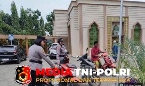 Polwan Polres Lampung Utara Kawal Sholat Jumat, Bantu Kelancaran Lalu Lintas dan Keamanan Jemaah