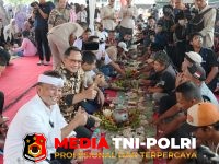Nikmati Nasi - Nikmati Nasi Liwet, Mendagri Ngariung Bareng Sopir Truk Genteng di Purwakarta