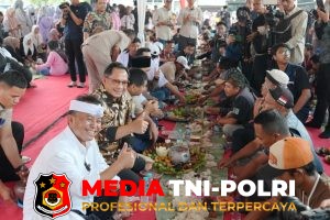 Nikmati Nasi Liwet, Mendagri Ngariung Bareng Sopir Truk Genteng di Purwakarta