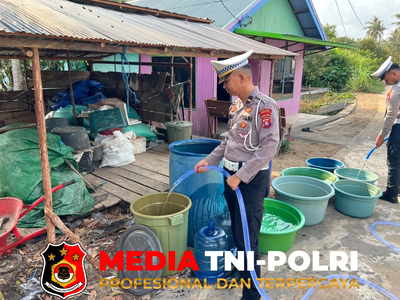 Polres Seruyan - Respon Cepat Kekeringan, Satlantas Polres Seruyan Distribusikan Air dan Sembako ke Warga Sungai Undang