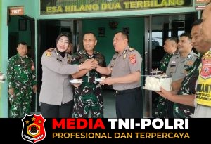 HUT TNI ke 81 Tahun, Kapolsek Megamendung dan Jajaran Berikan Kejutan ke POSMIL 0621