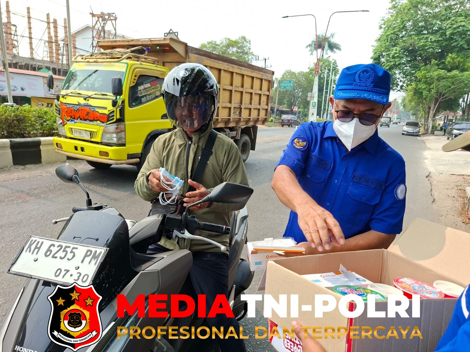 Kabut Asap - Kabut Asap Selimuti Sampit, PAN Kotim Turun Langsung Bagikan 4.000 Masker dan Logistik