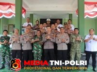 Polres Tanggamus - HUT ke-81 TNI, Polres Tanggamus Berikan Tumpeng ke Kodim 0424