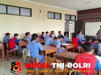 Polsek Tarumajaya - Edukasi Pelajar Saat UTS, Polsek Tarumajaya Gelar Polisi Pendamping Kelas di SMKN 1