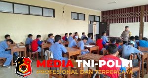 Edukasi Pelajar Saat UTS, Polsek Tarumajaya Gelar Polisi Pendamping Kelas di SMKN 1