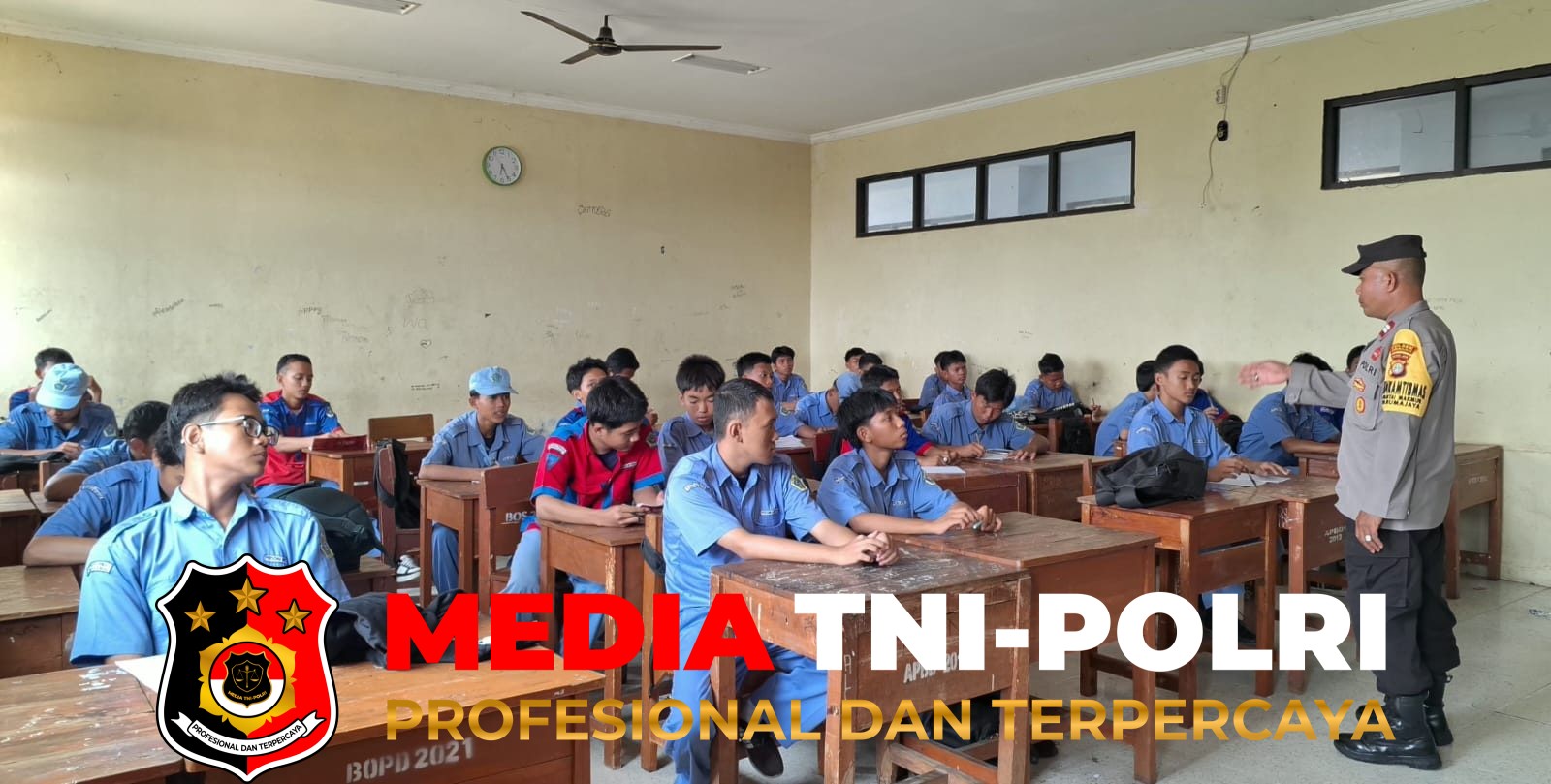 Polsek Tarumajaya - Edukasi Pelajar Saat UTS, Polsek Tarumajaya Gelar Polisi Pendamping Kelas di SMKN 1