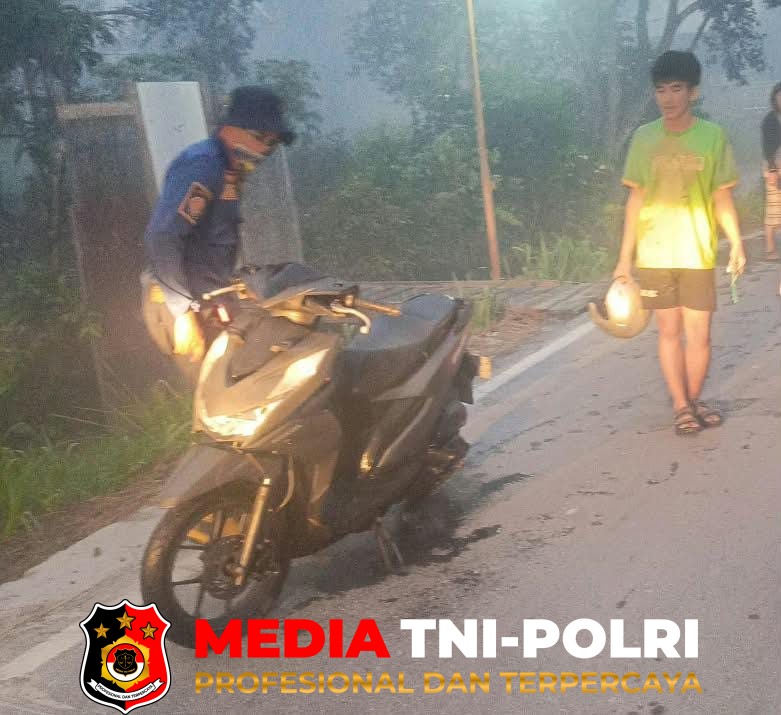 Motor Masuk - Motor Masuk Sungai di Jalan Walter Condrat, Warga dan Damkarmat Kotim Lakukan Evakuasi