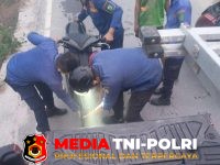 Motor Masuk - Motor Masuk Sungai di Jalan Walter Condrat, Warga dan Damkarmat Kotim Lakukan Evakuasi