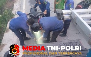 Motor Masuk Sungai di Jalan Walter Condrat, Warga dan Damkarmat Kotim Lakukan Evakuasi
