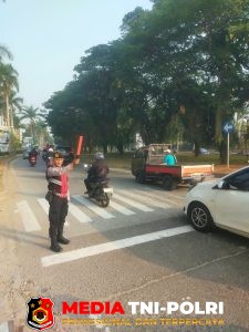 Sat Samapta Polres Metro Bekasi Laksanakan Pelayanan Pagi di Penyeberangan President University