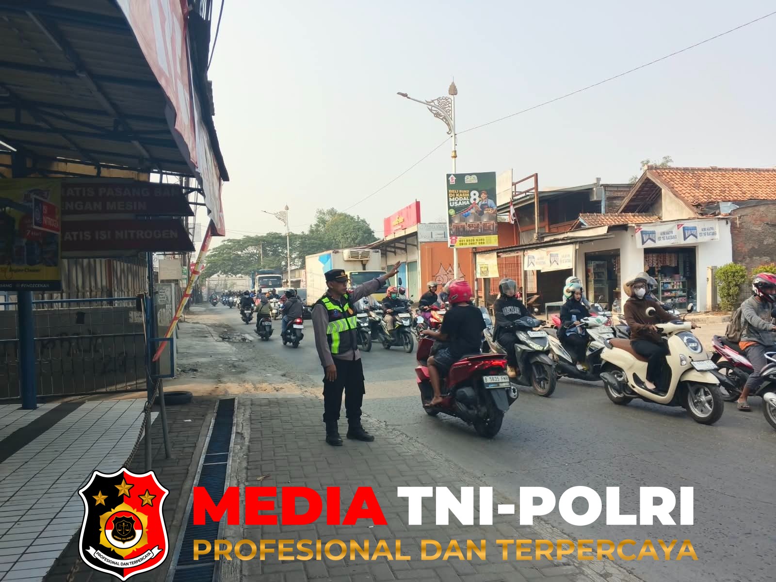 Polsek Serang - Polsek Serang Baru Laksanakan Pengaturan Lalu Lintas Pagi di Pertigaan Bahkilong