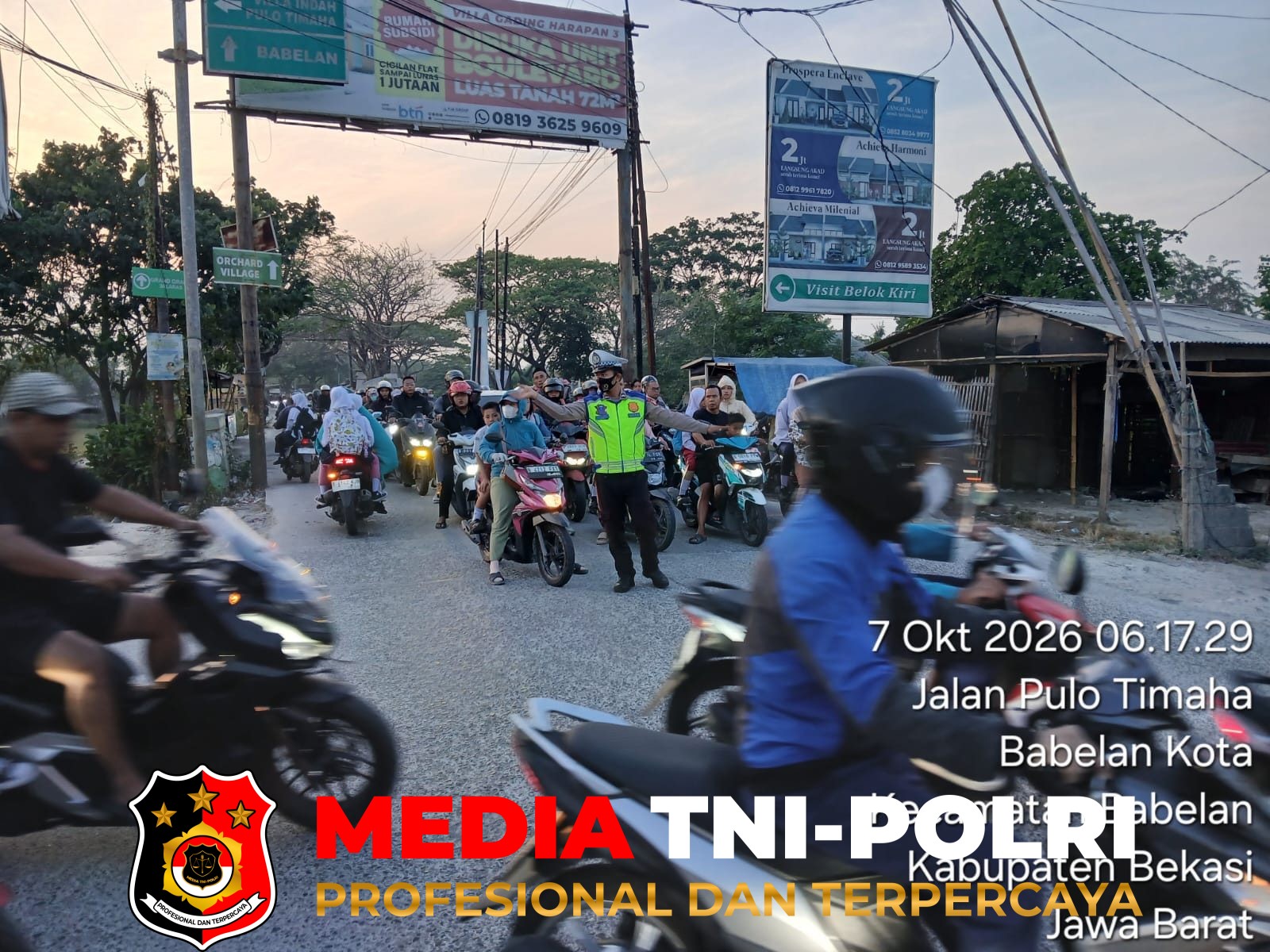 Polsek Babelan - Polsek Babelan Atur Arus Lalu Lintas Pagi di Perempatan Warung Gabus