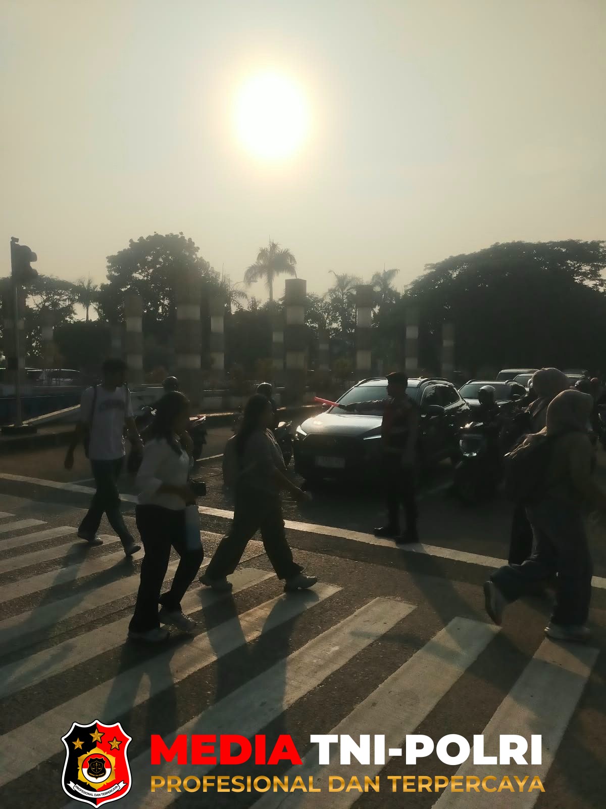Polres Metro Bekasi - Sat Samapta Polres Metro Bekasi Laksanakan Pelayanan Pagi di Penyeberangan President University