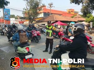 Polsek Serang Baru Laksanakan Pengaturan Lalu Lintas Pagi di Pertigaan Bahkilong