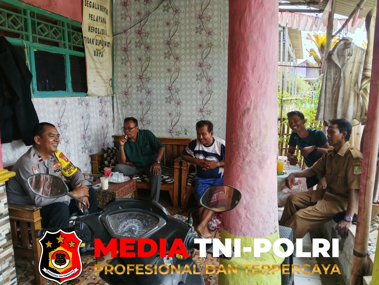 Bhabinkamtibmas - Bhabinkamtibmas Sukaraja Sambangi Warga, Ingatkan Curanmor hingga Penipuan Online
