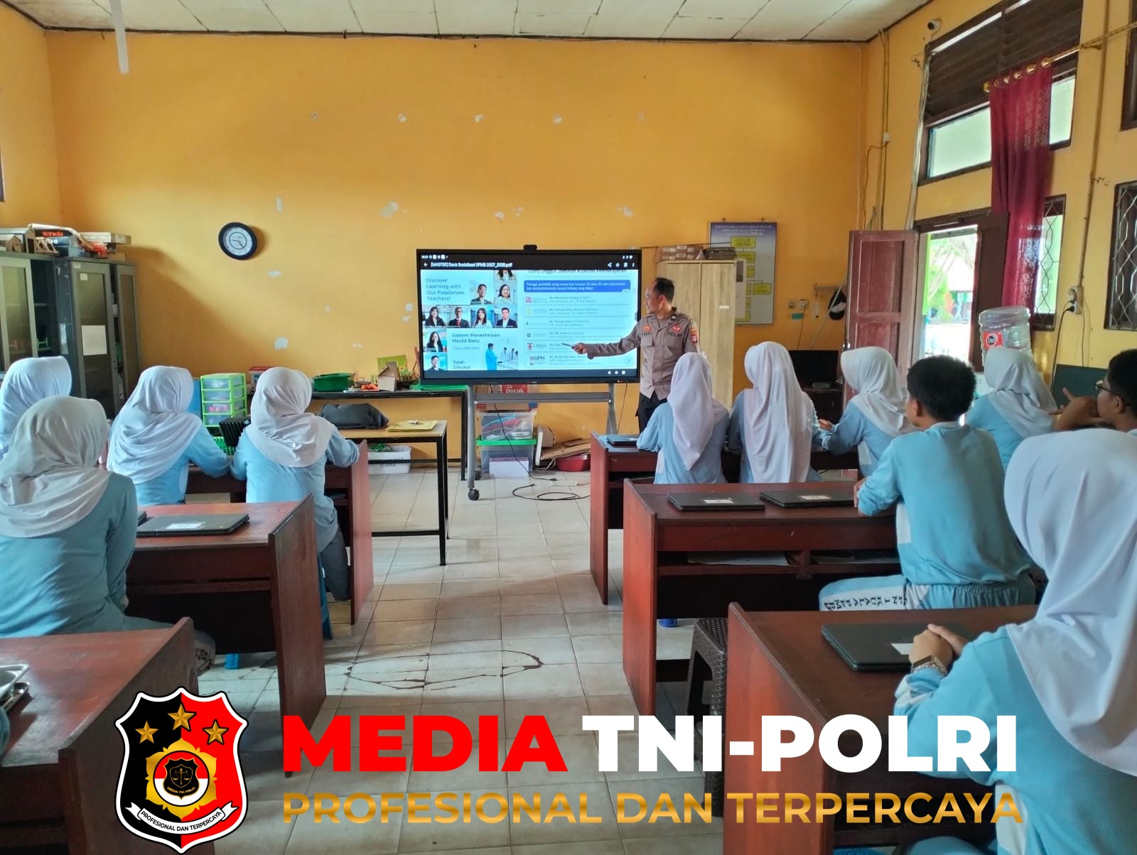 Polres Seruyan - Dukung Masa Depan Pelajar, Polres Seruyan Sosialisasikan SMA Kemala Taruna Bhayangkara ke SMPN 1 Kuala Pembuang