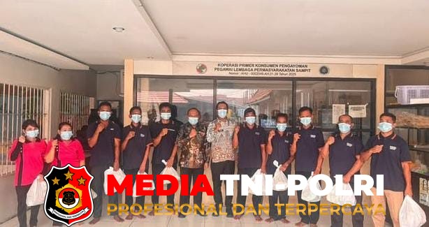 Tebar Kepedulian - Tebar Kepedulian Di Tengah Kabut Asap, Lapas Kelas IIB Sampit Salurkan Bansos untuk Masyarakat dan Warga Binaan