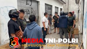 SAT RESNARKOBA POLRES KOTIM GEREBEK LOKASI DIDUGA SARANG NARKOBA DI SAMPIT, 31 ORANG DIAMANKAN