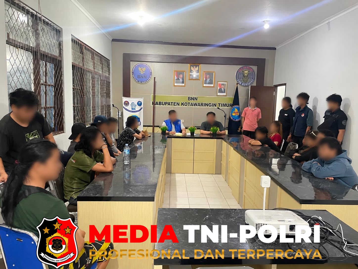 POLRES KOTIM - SAT RESNARKOBA POLRES KOTIM GEREBEK LOKASI DIDUGA SARANG NARKOBA DI SAMPIT, 31 ORANG DIAMANKAN