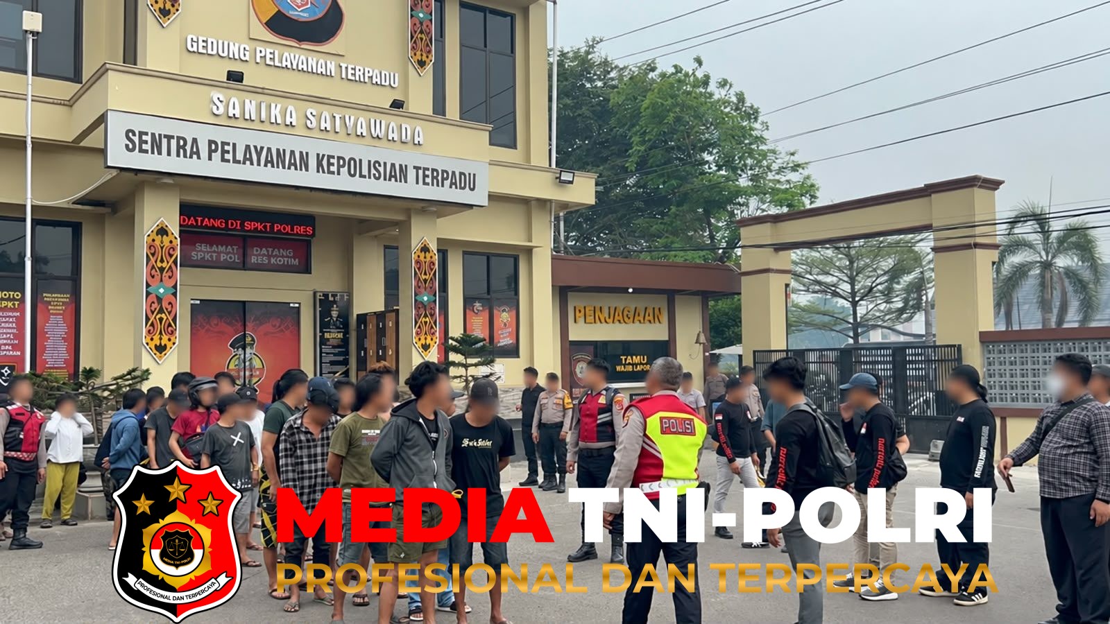 POLRES KOTIM - SAT RESNARKOBA POLRES KOTIM GEREBEK LOKASI DIDUGA SARANG NARKOBA DI SAMPIT, 31 ORANG DIAMANKAN