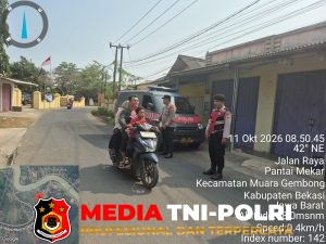 Hadir Layani Masyarakat, Polsek Muaragembong Laksanakan Pengaturan Lalu Lintas Pagi di Jalan Raya Pantai Mekar