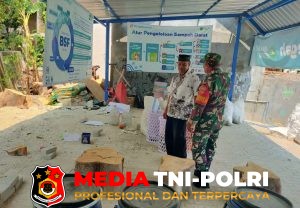 Babinsa Joyotakan Dampingi Pokmas Joyo Gumregah dalam Pengelolaan Sampah di Pusat Pengolahan Sampah