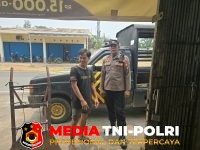 Polsek Mandor - Patroli Siang Polsek Mandor Tak Sekadar Keliling! Polisi Turun Menyapa Warga, Sampaikan Pesan Kamtibmas