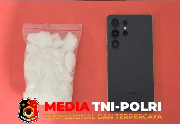 Polsek Ketapang - Polsek Ketapang Amankan Pria dengan Barang Bukti Sabu Hampir 100 Gram