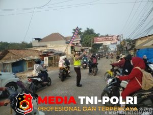 Polsek Babelan Hadir di Tengah Kepadatan Pagi, Atur Lalu Lintas Jalur Babelan Menuju Tarumajaya dan Jakarta