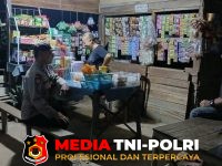 Warga Beraktivitas - Saat Warga Beraktivitas di Malam Hari, Polisi Hadir Bawa Pesan Keamanan di Mandor
