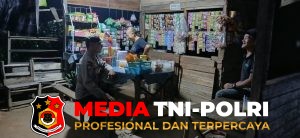 Saat Warga Beraktivitas di Malam Hari, Polisi Hadir Bawa Pesan Keamanan di Mandor