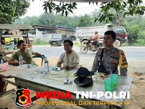 Kejutan di Tengah Suasana Santai! Bhabinkamtibmas Sambangi Warga, Sampaikan Imbauan Kamtibmas